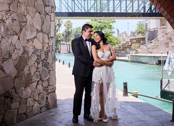 #8360 ERIK DANTH GARZA PAQ. ROMANCE _W8A3008 1